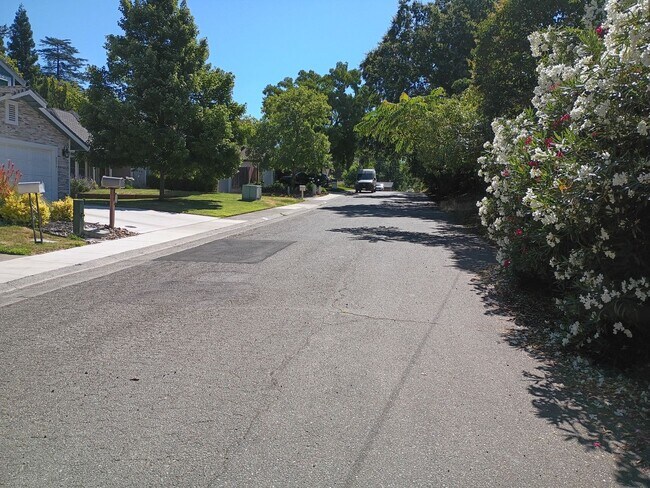 Building Photo - Excellent Fair Oaks Location 3 Bedroom Home!