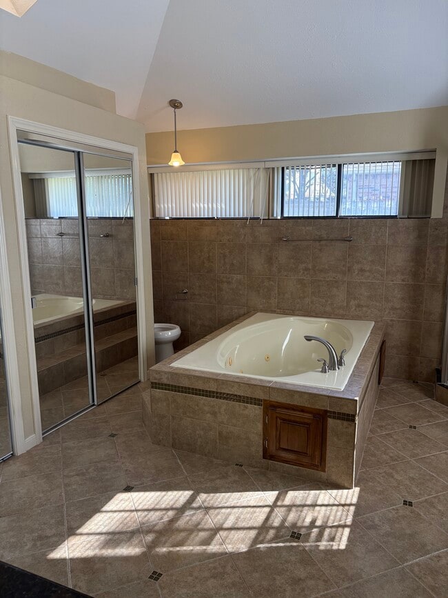 Building Photo - 106 Hollywood Dr