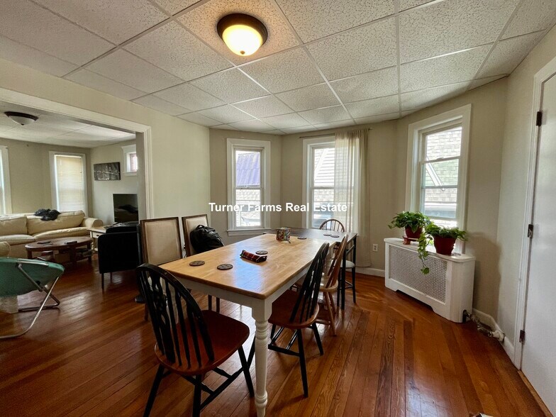 Building Photo - 1386A Beacon St