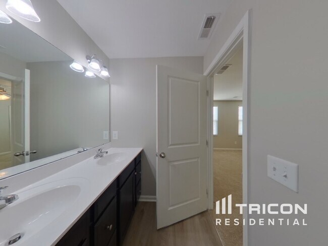 Building Photo - 120 Castlebrook Dr