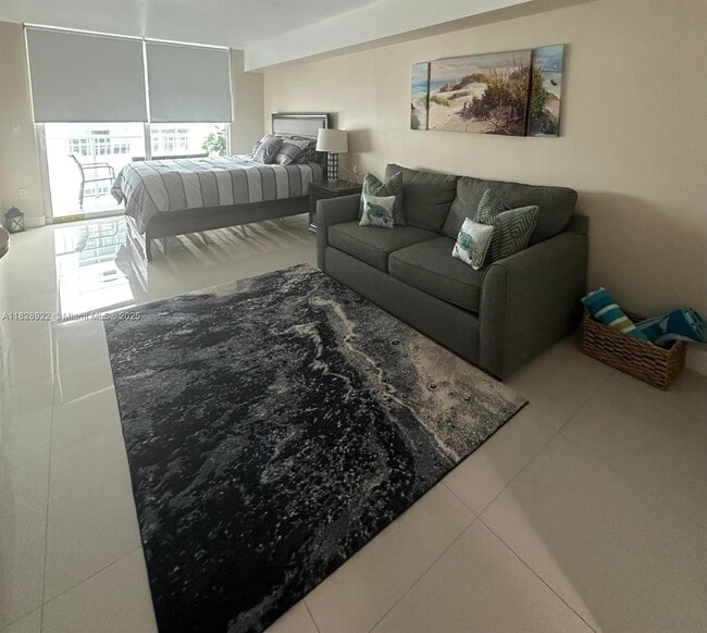 Building Photo - 1200 Brickell Bay Dr