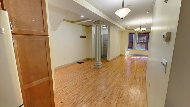 Building Photo - Large Unit on Newbury St, In-Unit Washer and Dryer, Eat-in Kitchen, All Large Bedrooms, Desirable...