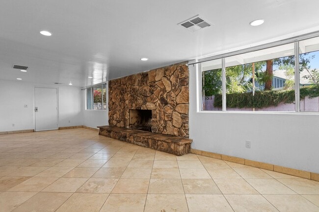 Building Photo - Prime ASU Location 5BR Home with Pool & Garage