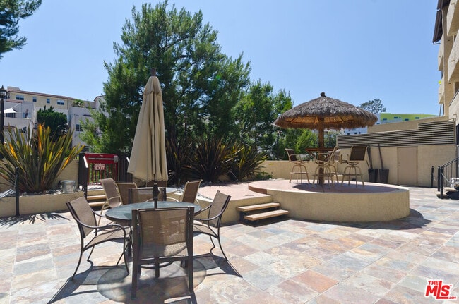 Building Photo - 10982 Roebling Ave