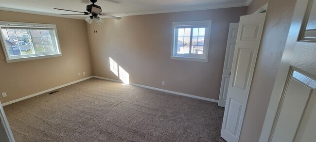 Building Photo - Beautiful house with natural light