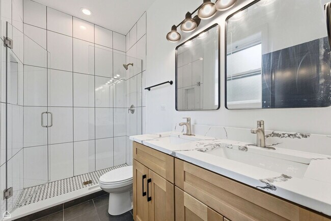 Building Photo - 3902 S Lake Park Ave