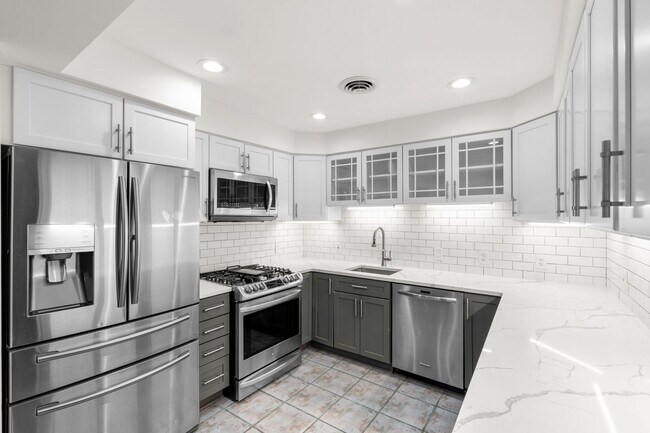 Building Photo - 3 Bed 2 Bath - Takoma Park Split Level - 1...