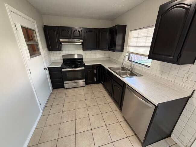 Building Photo - 315 Paldao Dr