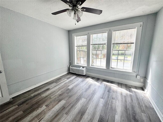 Building Photo - 704 Cordova Dr