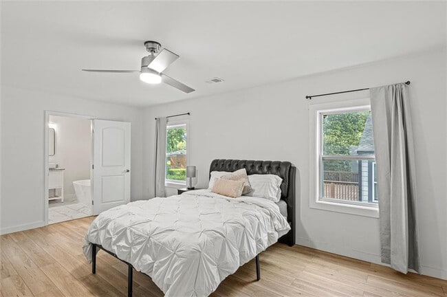 Building Photo - Room in House on Peeples St SW