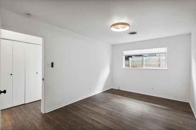 Building Photo - 1717 Bluebonnet Ln