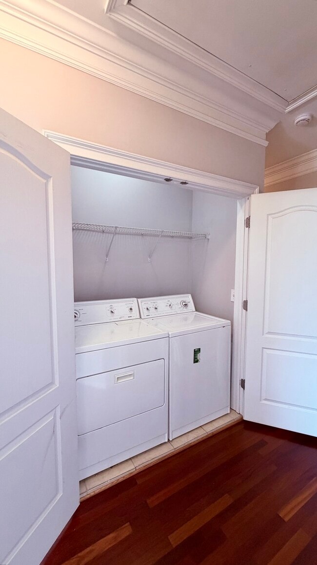 Building Photo - Perfect West Midtown Location! 4 Bedroom Townhouse, Granite, Hardwood Floors