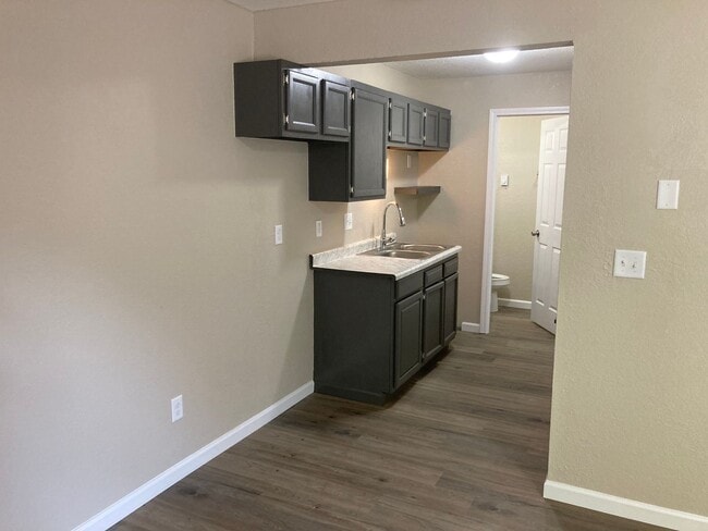 Building Photo - 1 Bed/1Bath Newly Remodeled Apartment Osag...