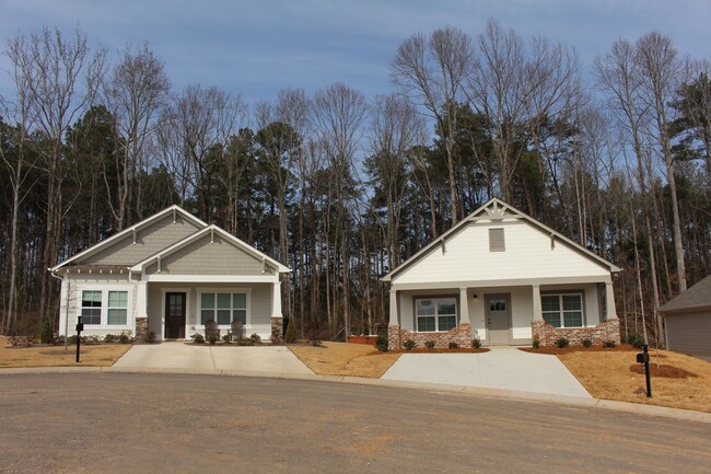 Building Photo - Private Fenced Backyard in Beautiful Commu...