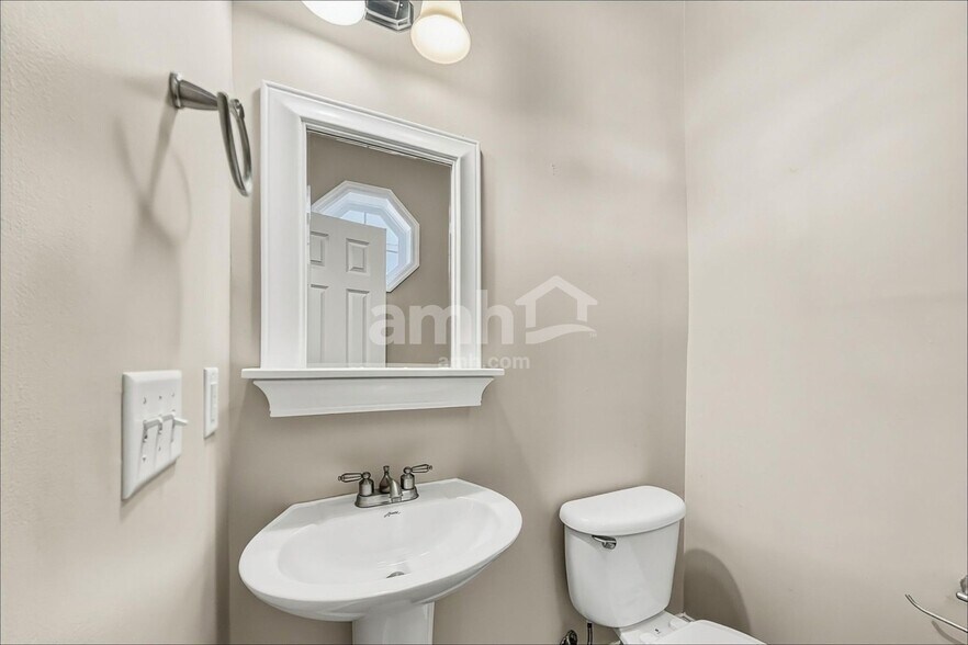 Building Photo - 45 Wintergreen Dr