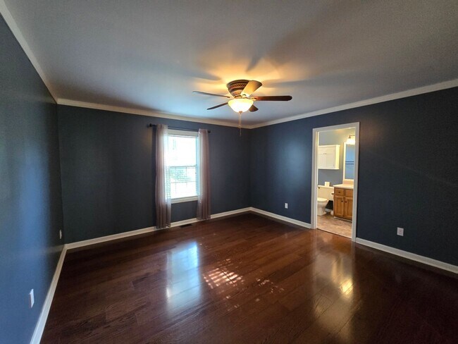 Building Photo - MOVE-IN SPECIAL!! $250 OFF First Month
