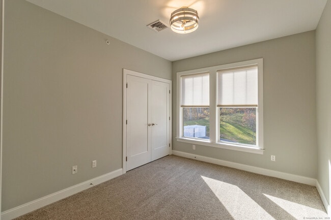 Building Photo - 500 Edgewater Cir