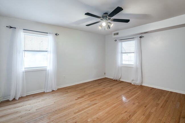 Building Photo - Three Bedroom South Philadelphia Home