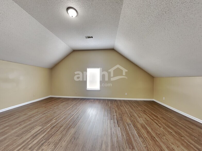 Building Photo - 1642 Village Place Cir NE