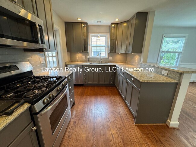 Building Photo - Charming and Updated Home in Raleigh Court with Fenced In Yard, Lawn Care Included!