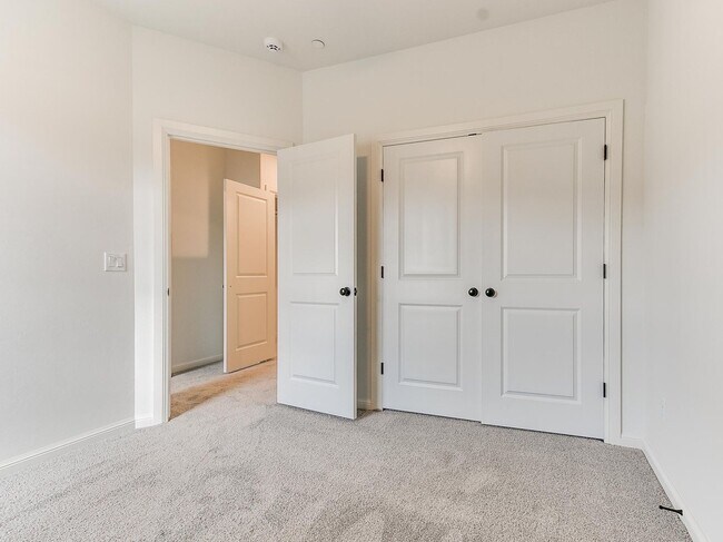 Building Photo - Luxury, Zero Maintenance Living Edmond Tow...
