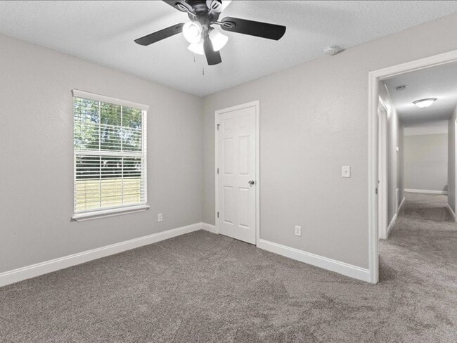 Building Photo - Charming 3 Bedroom Renovated Retreat: Cozy...