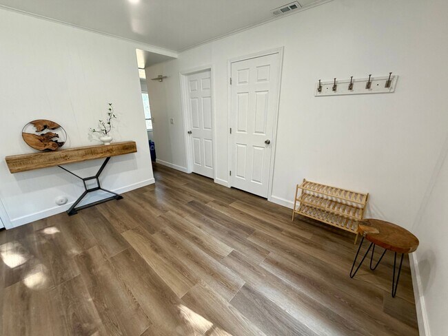 Building Photo - 206 Suttle Dr