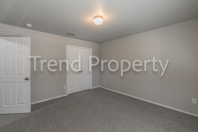 Building Photo - Beautiful Single Story 4 bedroom in Burles...