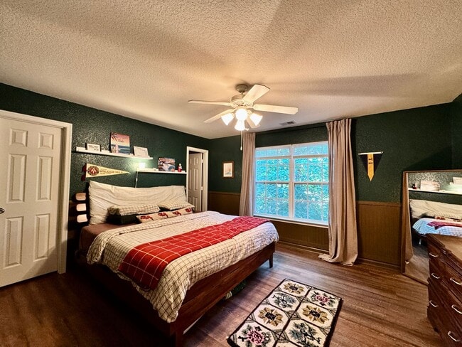 Building Photo - First-Time Rental Near The Beaches! Available 08-14-26 - Attached Garage - Fenced Yard - Pet Frie...