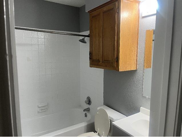 Building Photo - 215 Christina Pl