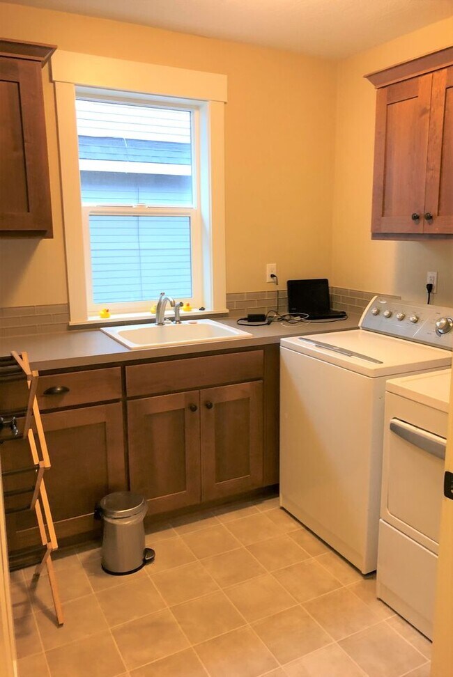 Building Photo - Gorgeous, modern craftsman 3+ bedroom, 3 b...