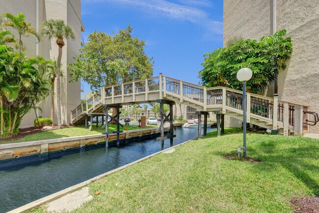 Building Photo - 12 Royal Palm Way