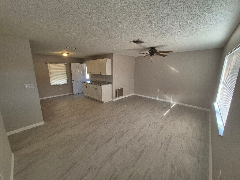 Building Photo - 13095 Linden Dr