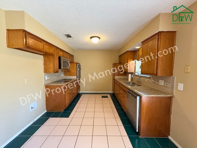 Building Photo - Charming 3-Bedroom Home with Fenced Backyard & Fireplace in Arlington!