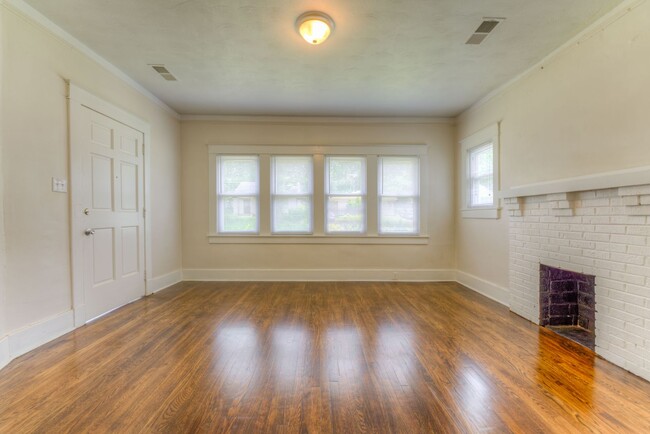 Building Photo - Newer renovation with ensuite bathroom!