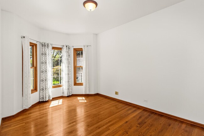 Building Photo - 4N475 S Robert Frost Cir