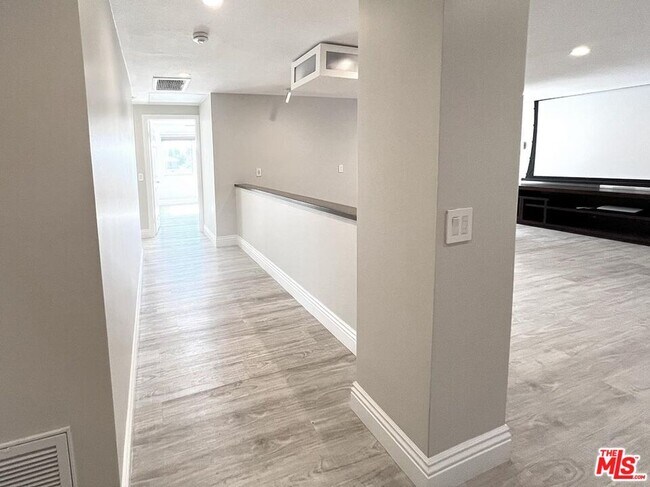 Building Photo - 10758 Cozycroft Ave