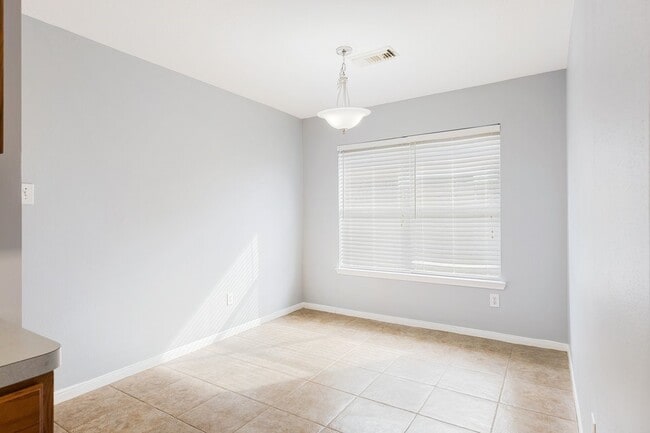 Building Photo - 2922 Abbey Field Dr