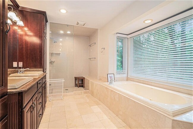 Building Photo - 1620 Stonecliff Dr