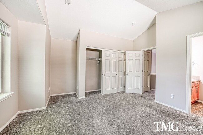 Building Photo - Gorgeous Two Bedroom Townhome in Hillsboro!