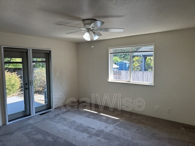 Building Photo - 1267 SW Ironwood Dr