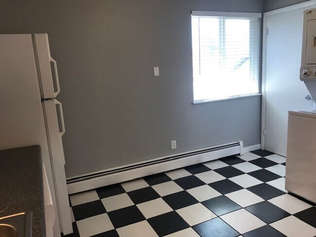 Building Photo - Bright & Beautiful 2-bedroom 1 Bath Across...