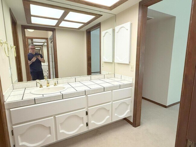 Building Photo - Sprawling ranch home located in highly des...