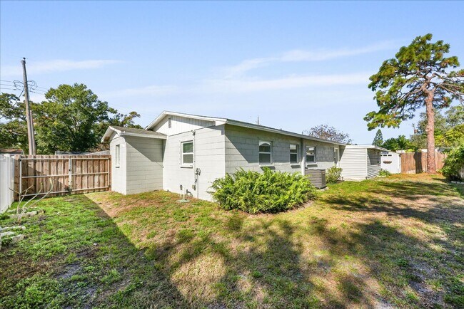 Building Photo - Beautiful and Upgraded 3/3 in South Tampa! Available Now!
