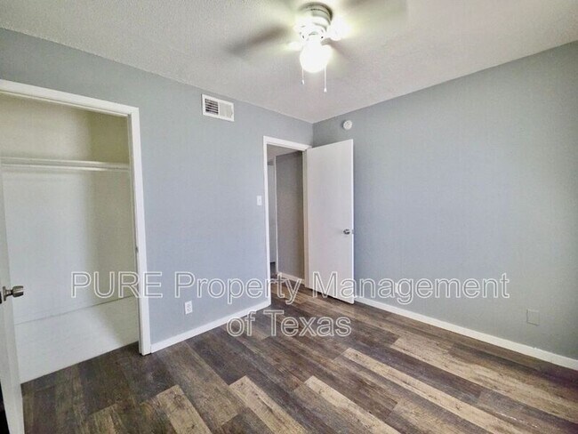 Building Photo - 5808 Wellington Dr