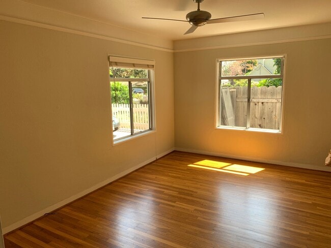 Building Photo - Terrific and Spacious Two Bedroom Westside...