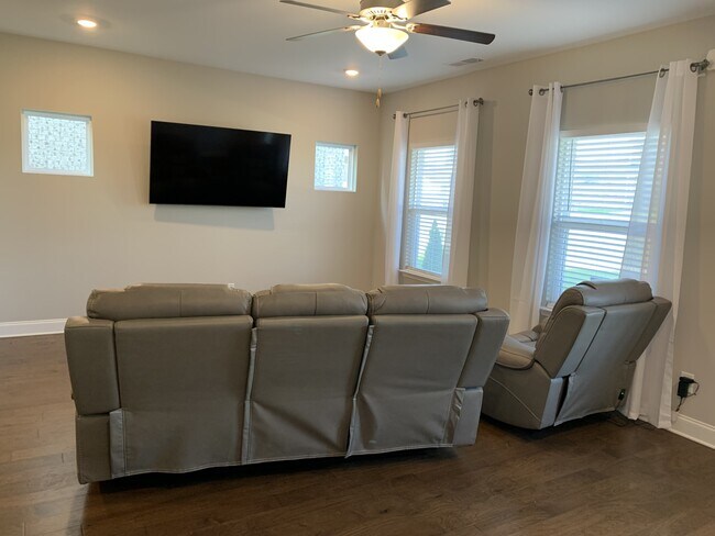 Building Photo - 641 Trotters Aly