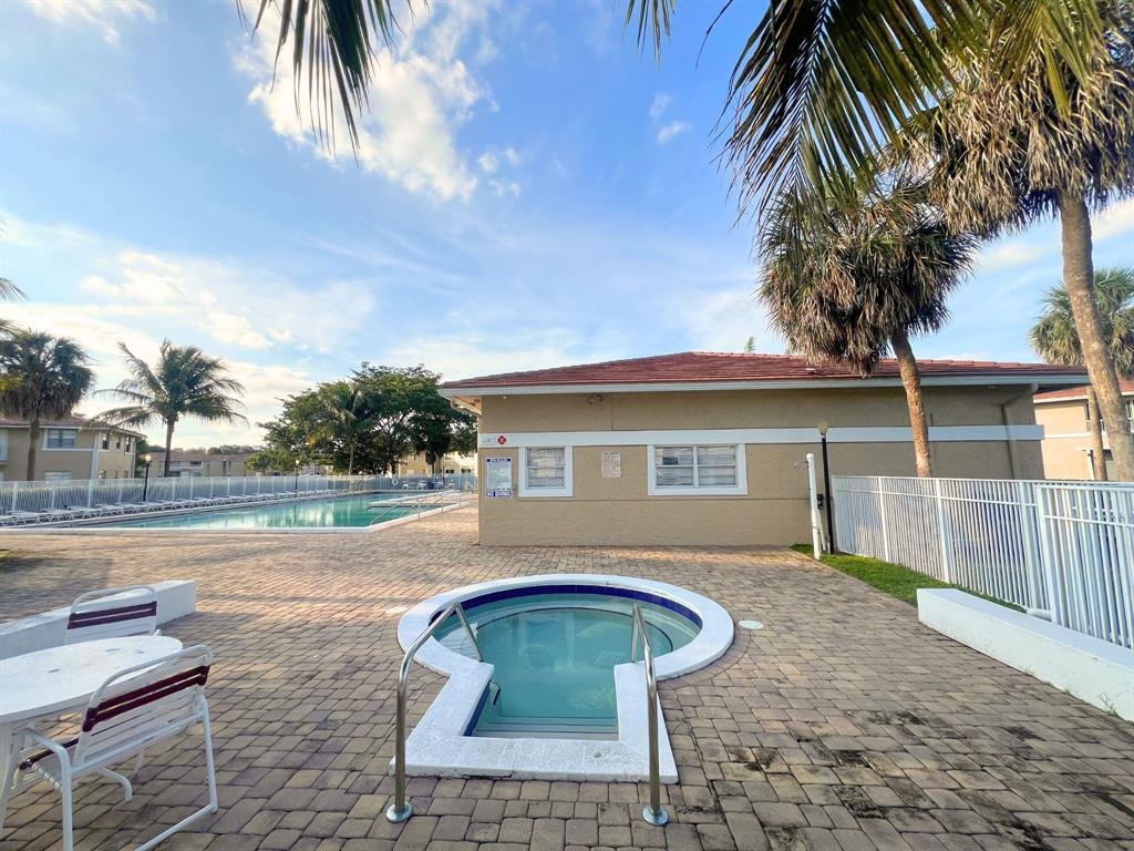 Building Photo - 843 Twin Lakes Dr