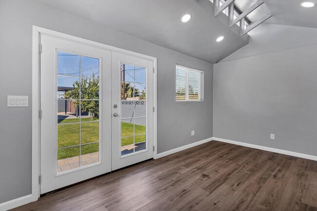 Building Photo - 3046 E Glenrosa Ave