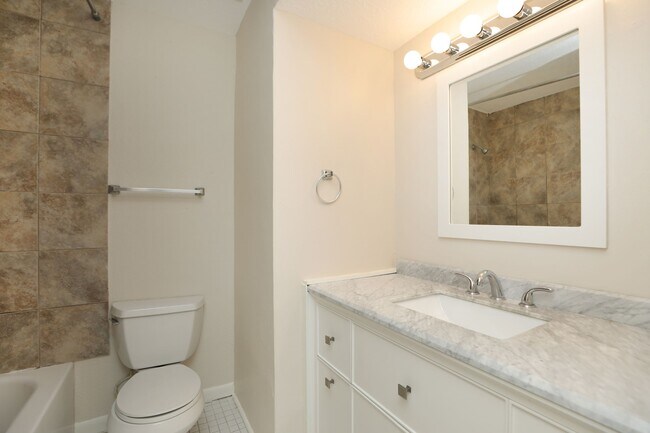 Building Photo - 17401 Red Oak Dr